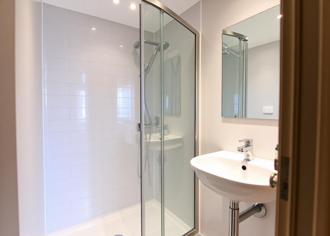 Bad einer WG in Neumünster mit Dusche